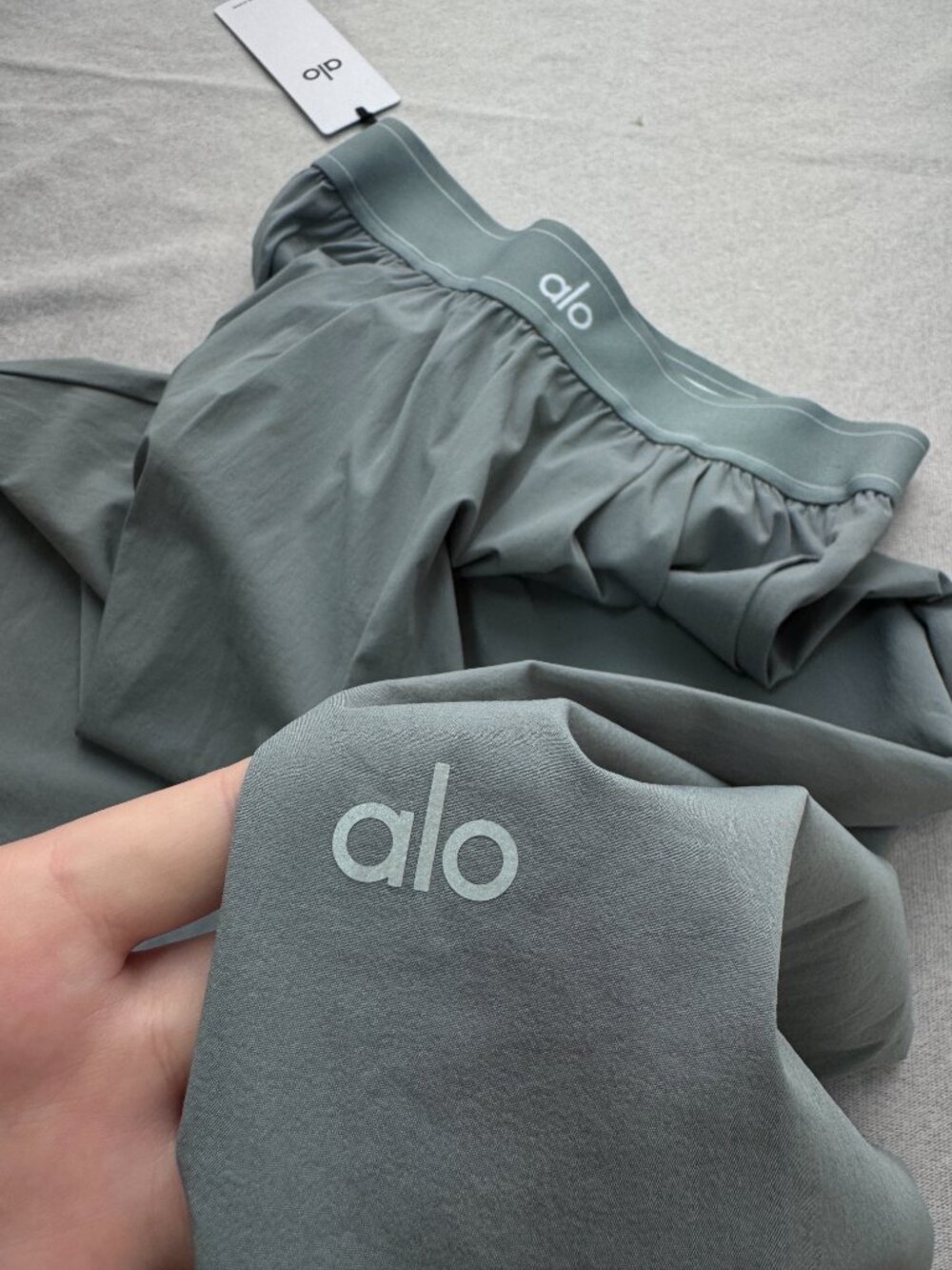 NWT🥳 ALO Yoga Steel Grey Wide Leg Pants ✨ (Regular Length) Soft Neutral - Picture 7 of 8